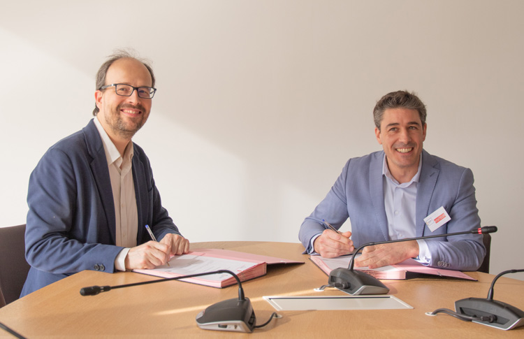 Responsables de MAN Energy Solutions et Centrale Nantes qui signent des papiers
