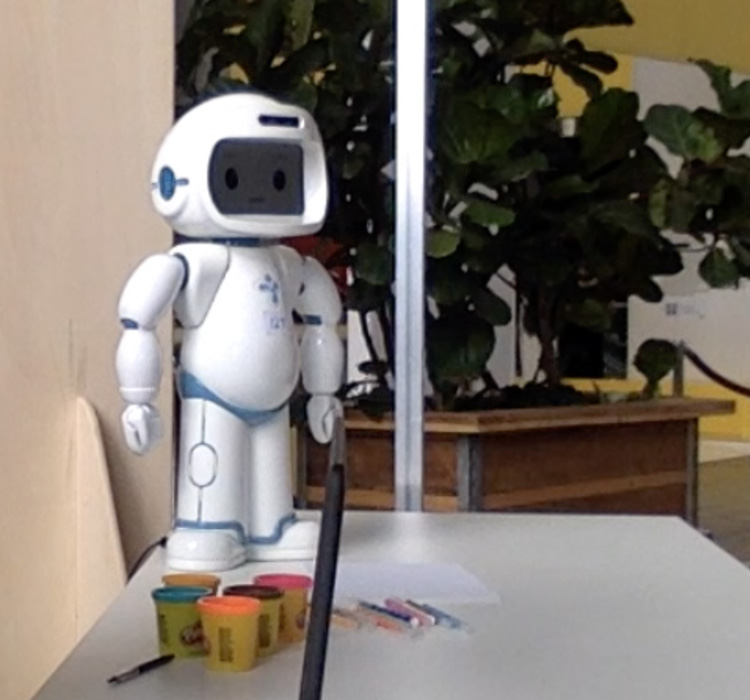 Robot humanoïde blanc dans un salon